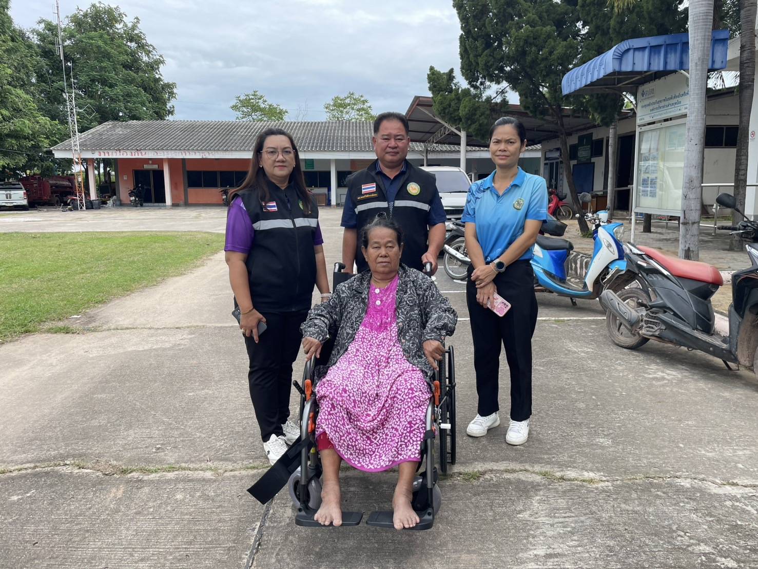 มอบรถเข็นให้กับผู้พิการ โดยกองสวัสดิการสังคม